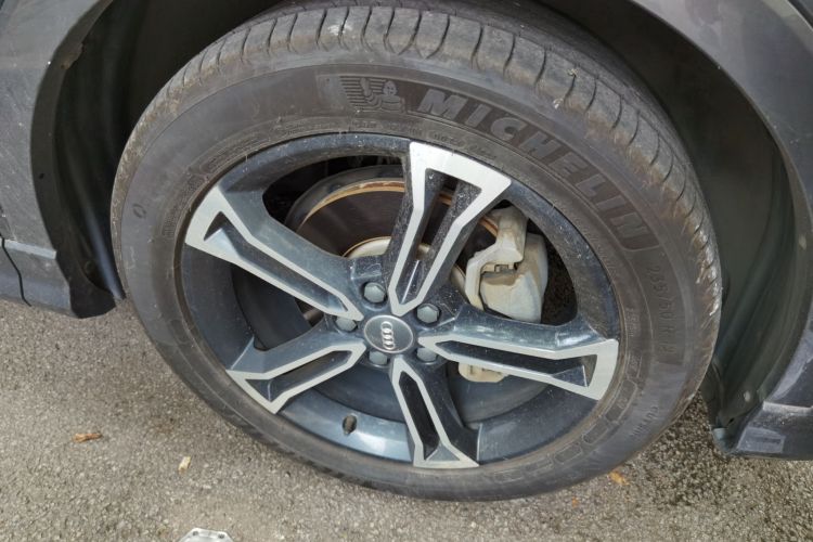 Audi Q3 2020 car image #9
