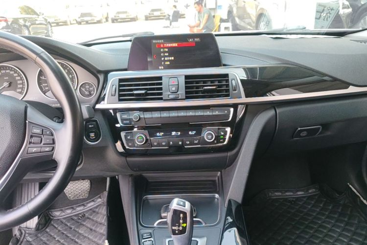 BMW 3 Series 2018 car image #13