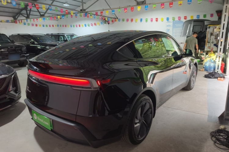 Tesla Model Y 2025 car image #7