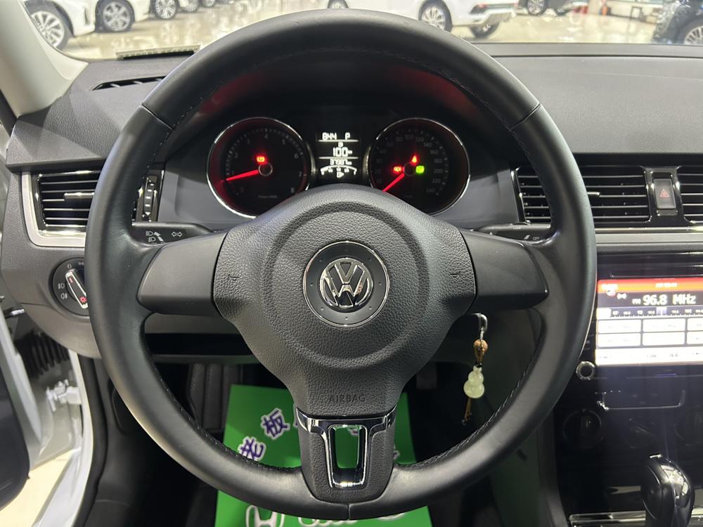 Volkswagen Bora 2015 car image #12