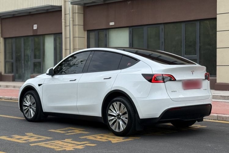 Tesla Model Y 2024 #6 Tesla Model Y 2024 car image #6