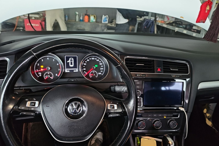 Volkswagen Golf 2019 car image #10