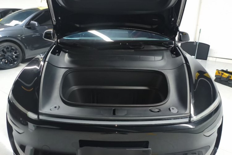 Tesla Model Y 2025 immagine di auto #20