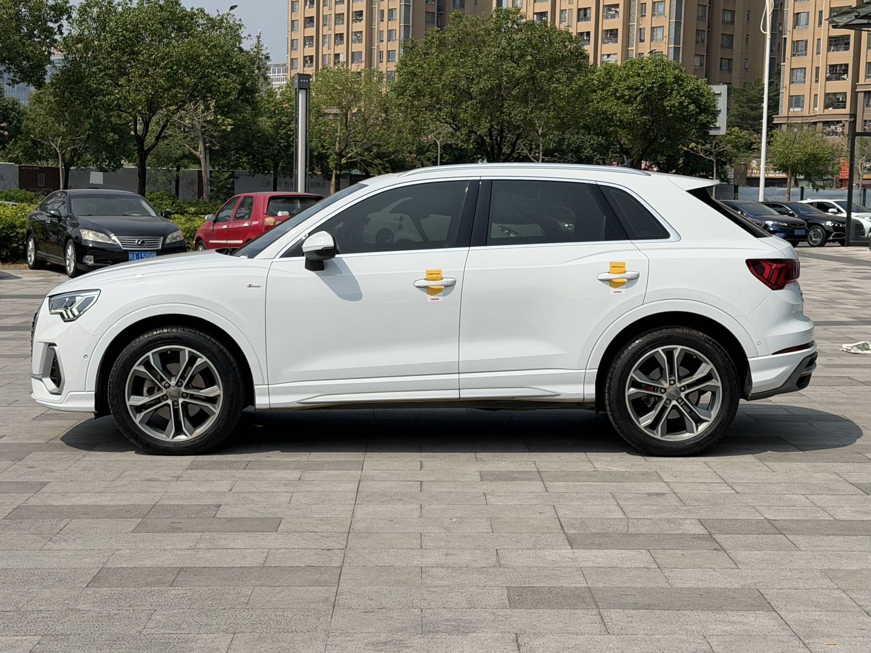 Audi Q3 2021 صورة سيارة #3