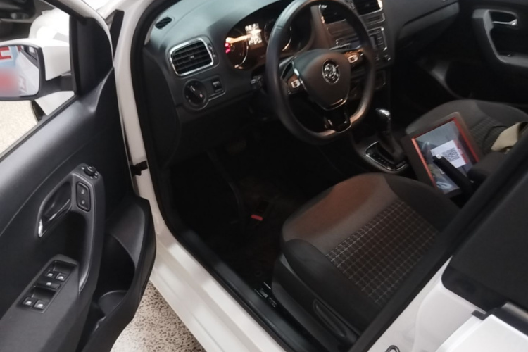 Volkswagen Polo 2017 car image #19