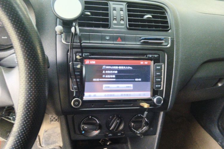 Volkswagen Polo 2015 car image #15