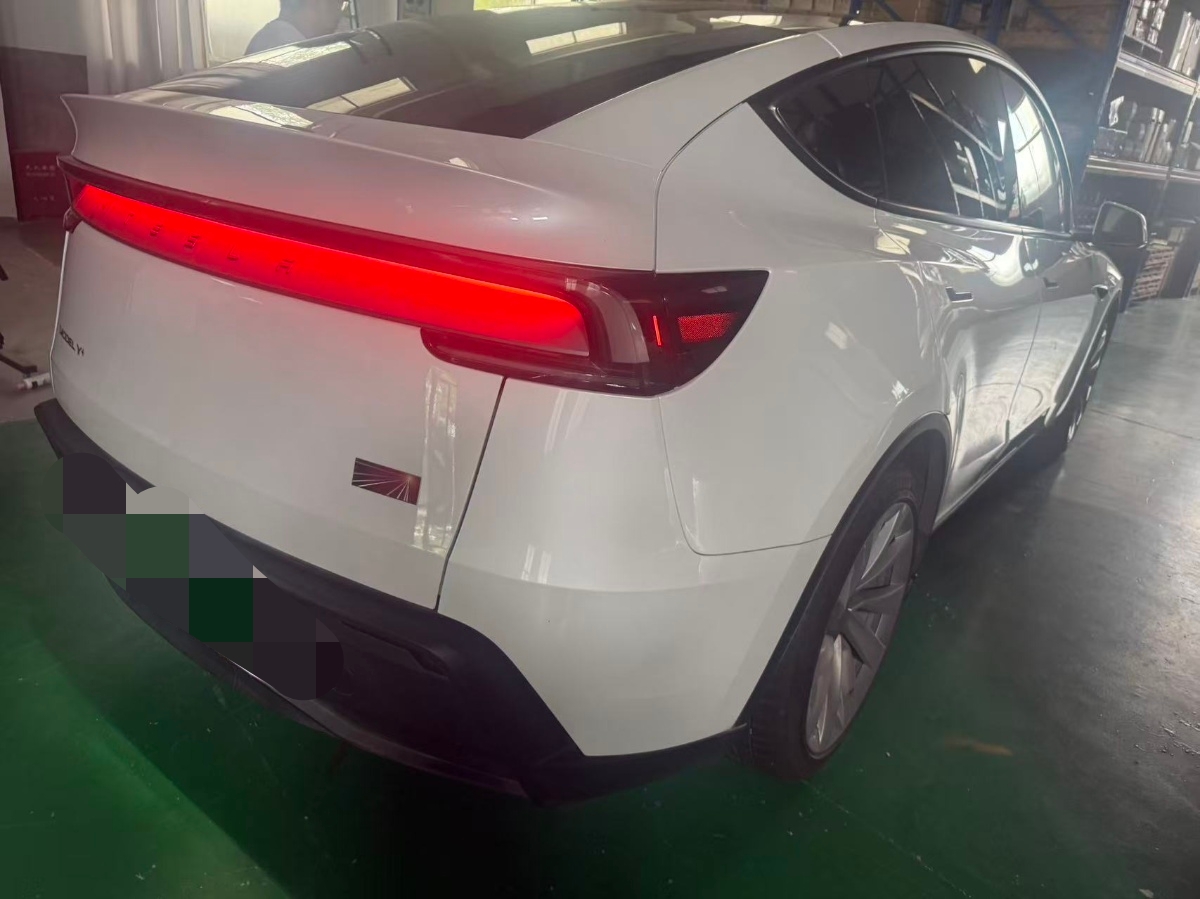 Tesla Model Y 2025 #2 Tesla Model Y 2025 car image #2
