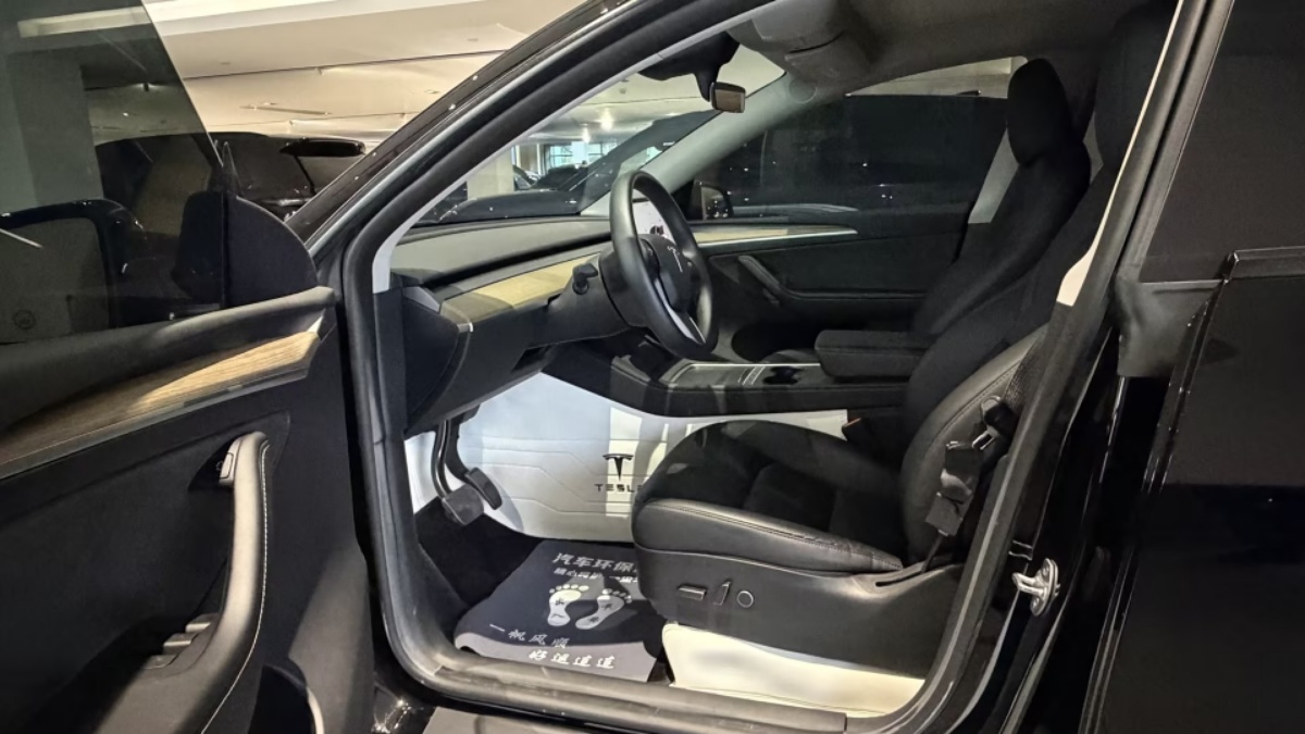 Tesla Model Y 2023 #4 Tesla Model Y 2023 car image #4