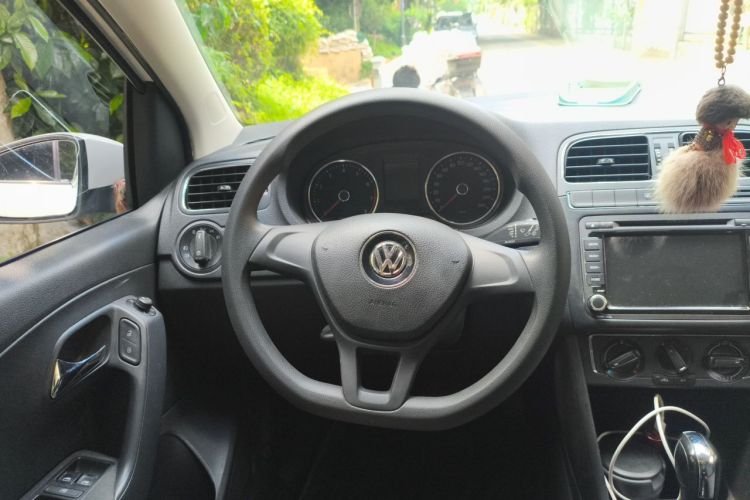 Volkswagen Polo 2014 car image #11