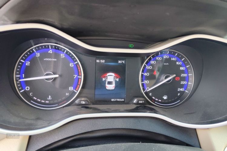 GEELY Emgrand 2019 car image #13