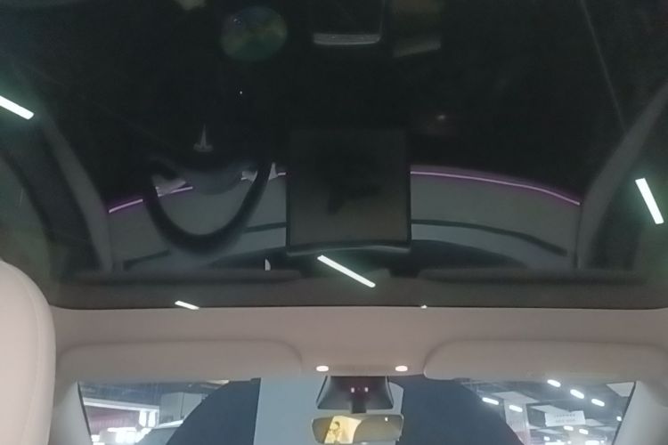 Tesla Model Y 2023 car image #18