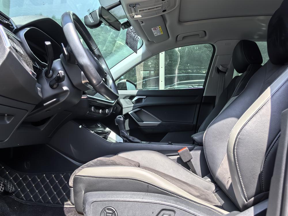 Audi Q3 2019 car image #9