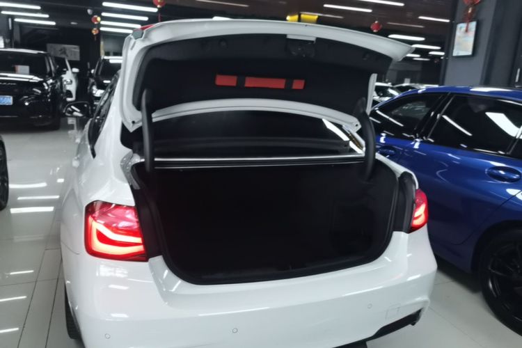 BMW 3 Series 2019 car image #19