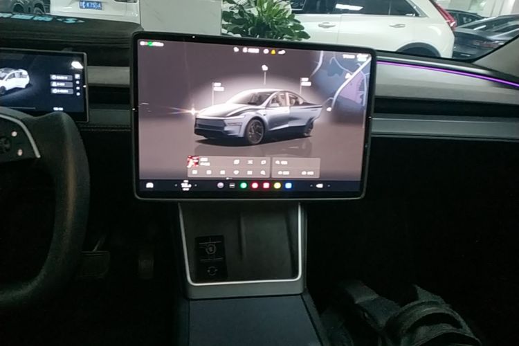 Tesla Model Y 2025 #17 Tesla Model Y 2025 car image #17