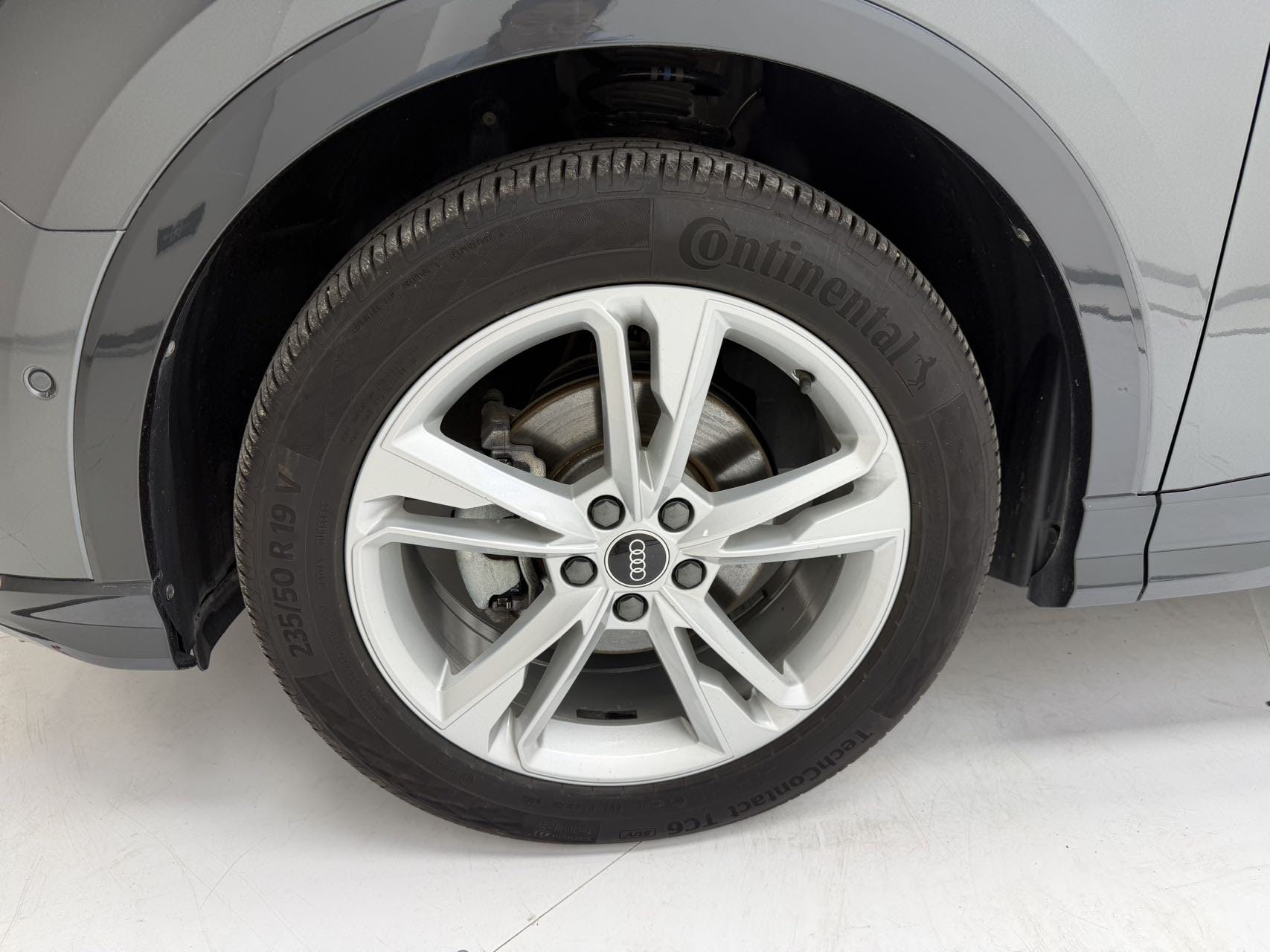 Audi Q3 2022 car image #8