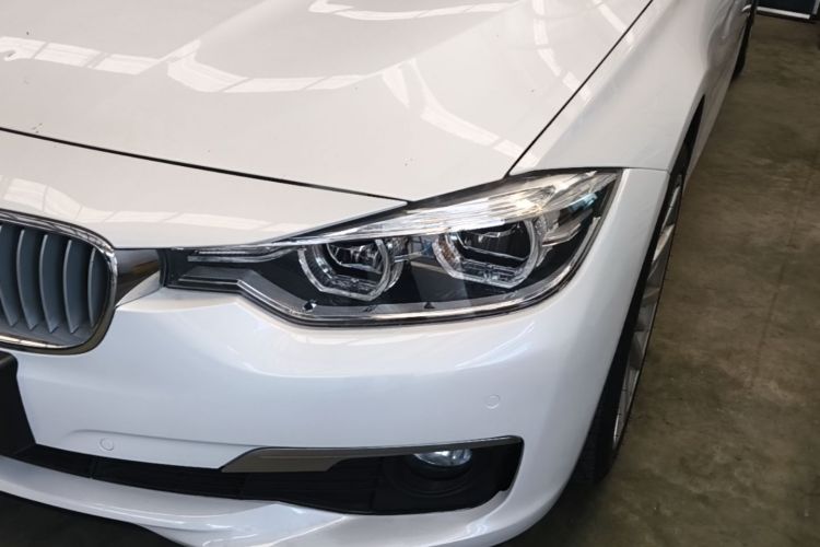 BMW 3 Series 2018 car image #23