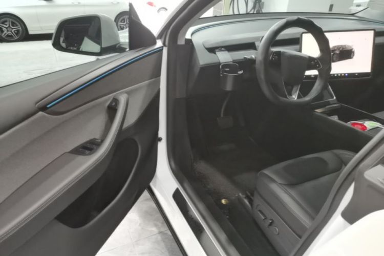 Tesla Model Y 2025 #16 Tesla Model Y 2025 car image #16