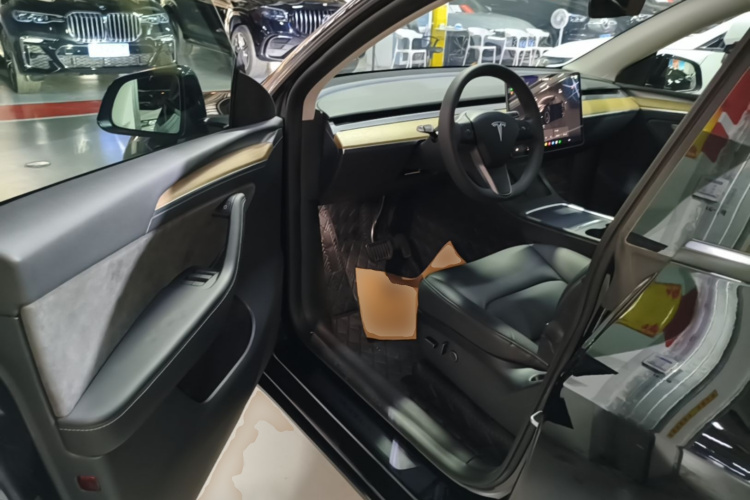 Tesla Model Y 2023 #16 Tesla Model Y 2023 car image #16