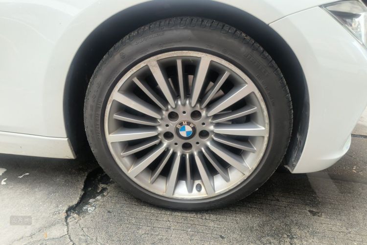 BMW 3 Series 2018 car image #9