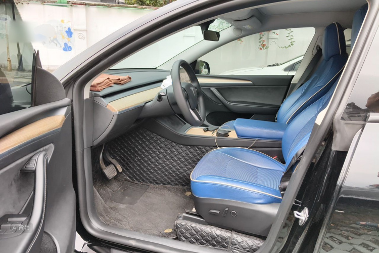 Tesla Model Y 2023 car image #18