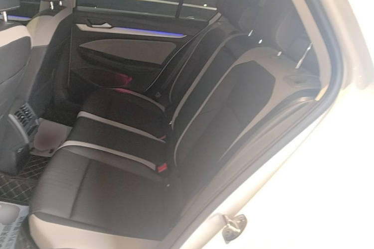Volkswagen Golf 2025 car image #17