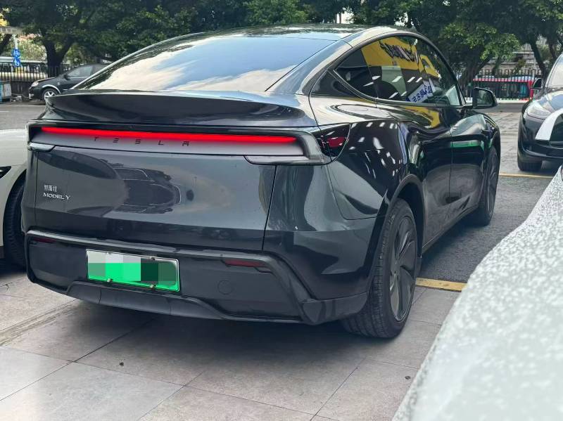 Tesla Model Y 2025 car image #9