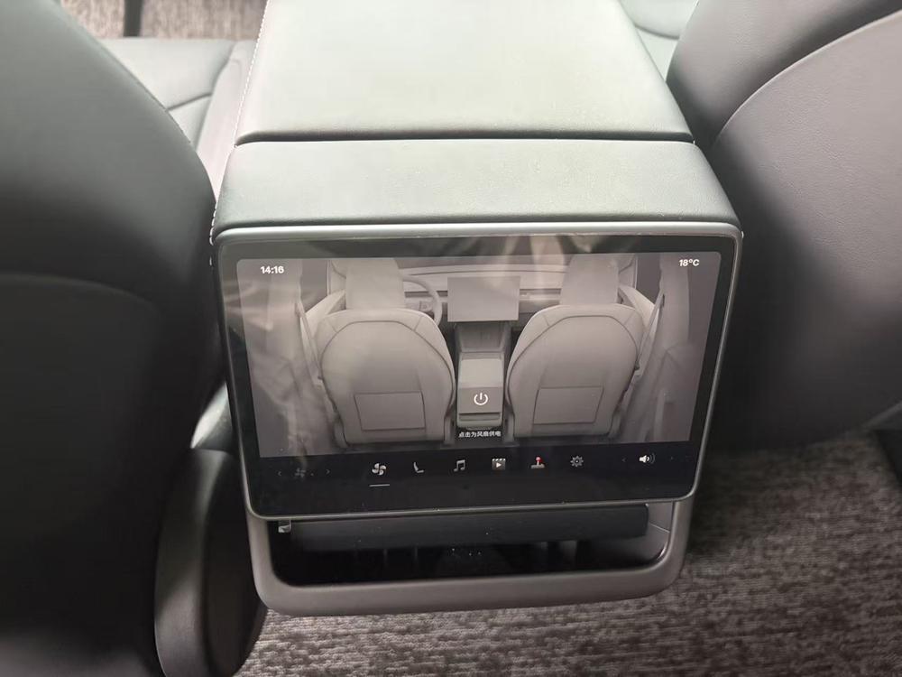 Tesla Model Y 2026 #11 Tesla Model Y 2026 صورة سيارة #11
