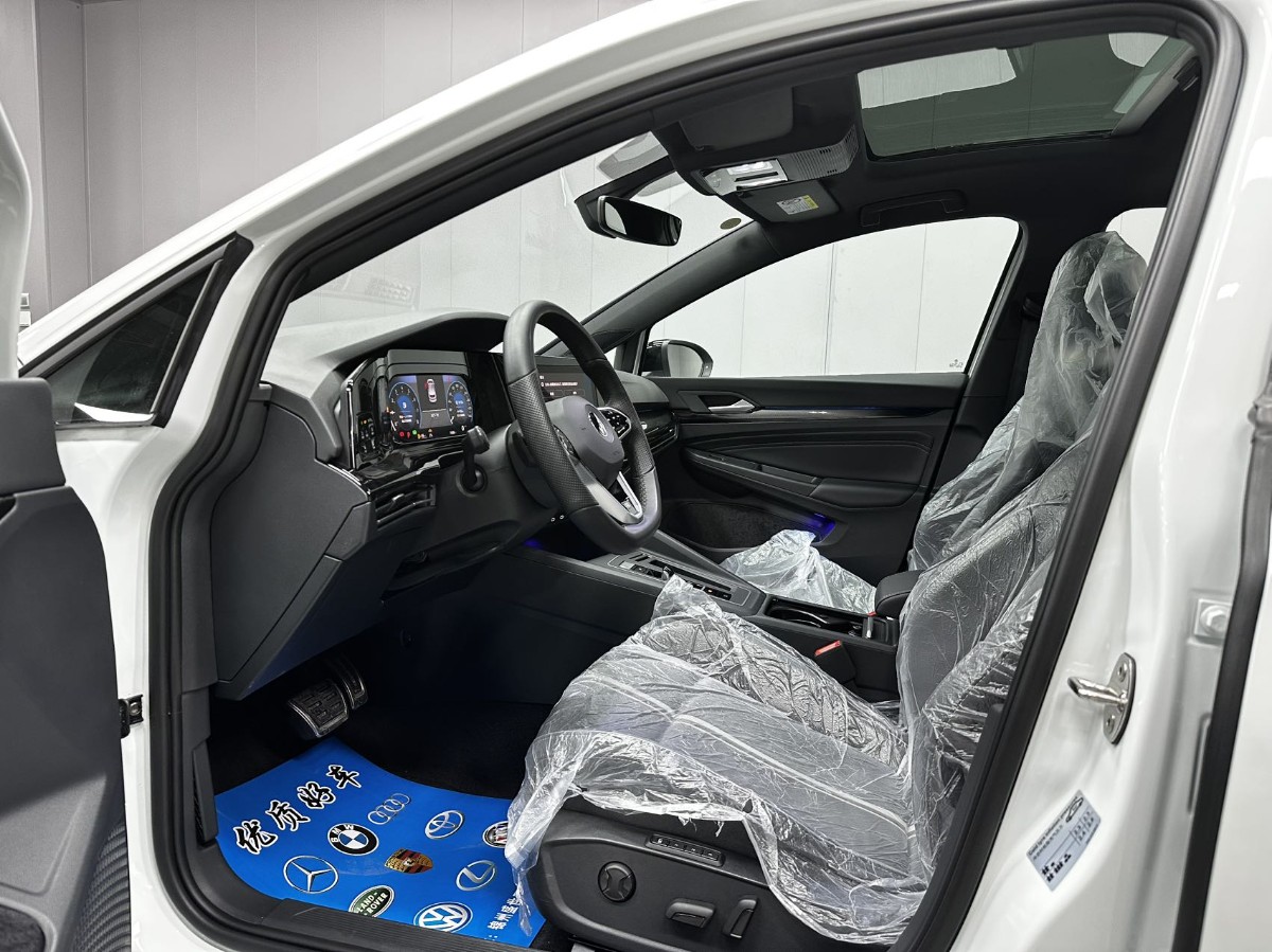 Volkswagen Golf 2023 car image #4
