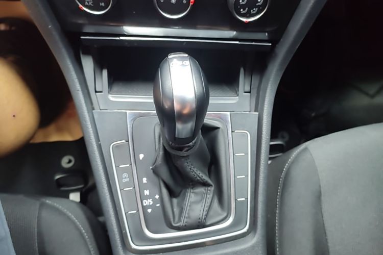 Volkswagen Golf 2019 car image #14