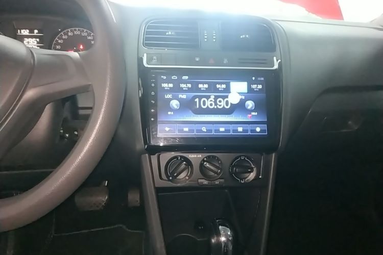 Volkswagen Polo 2018 car image #13