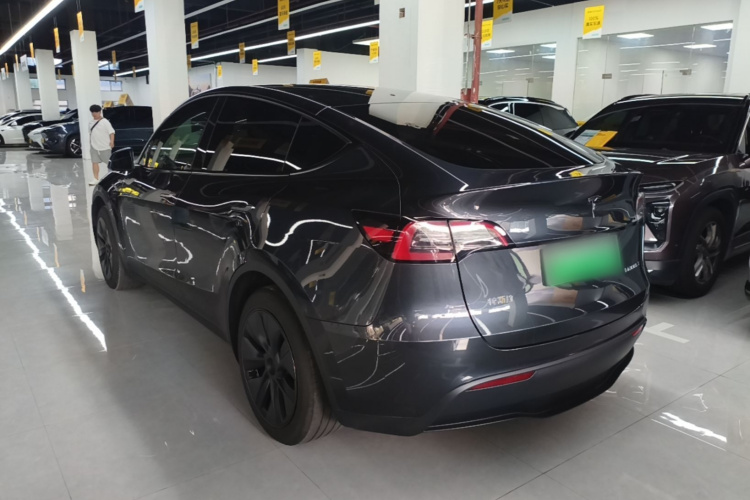 Tesla Model Y 2024 #5 Tesla Model Y 2024 car image #5