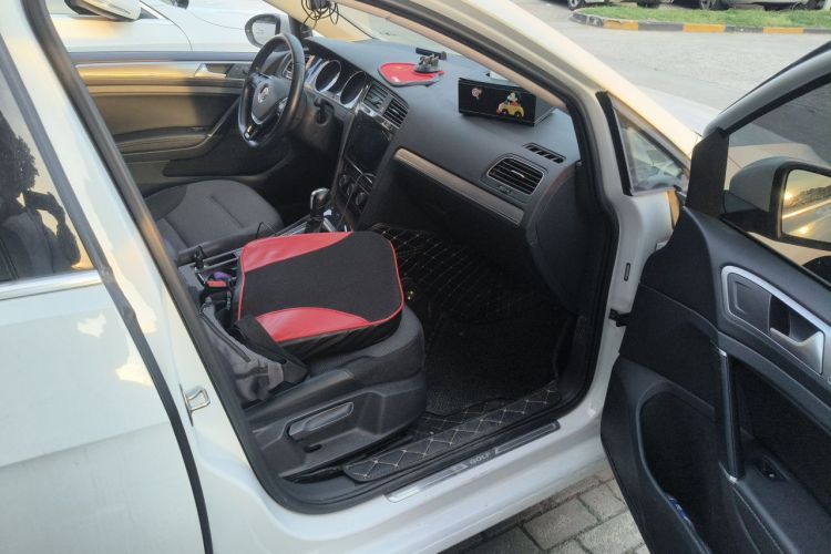 Volkswagen Golf 2020 car image #27