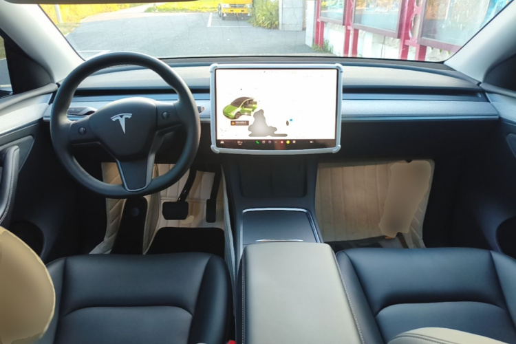 Tesla Model Y 2024 immagine di auto #10