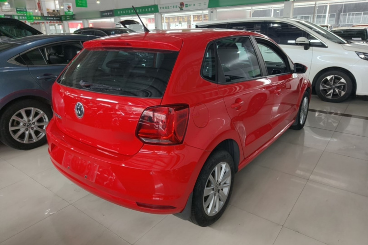 Volkswagen Polo 2015 car image #7