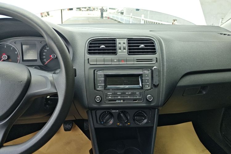 Volkswagen Polo 2016 car image #13