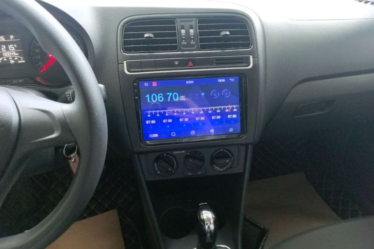 Volkswagen Polo 2017 car image #17