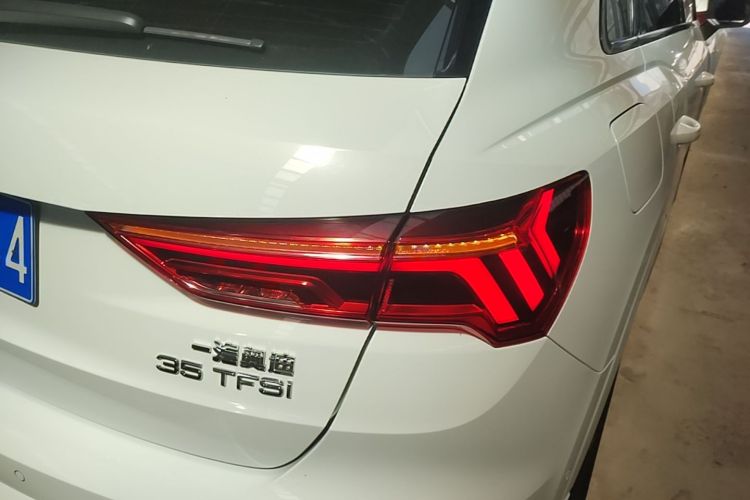 Audi Q3 2022 car image #8