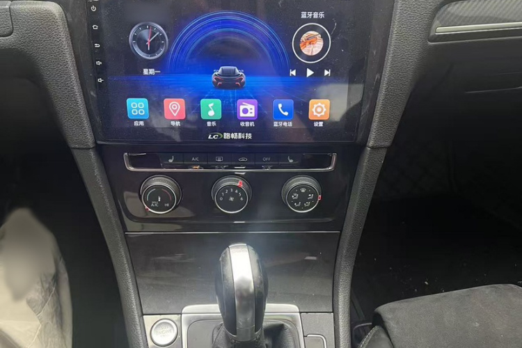 Volkswagen Golf 2018 car image #10