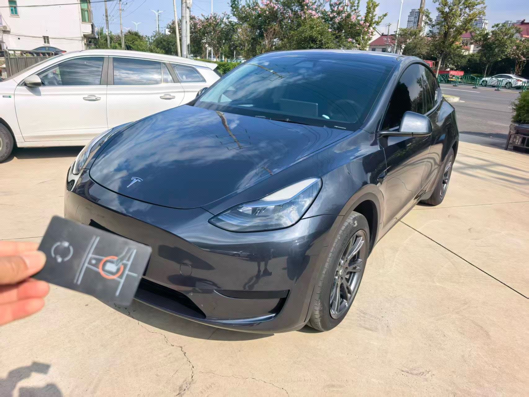 Tesla Model Y 2025 immagine di auto 