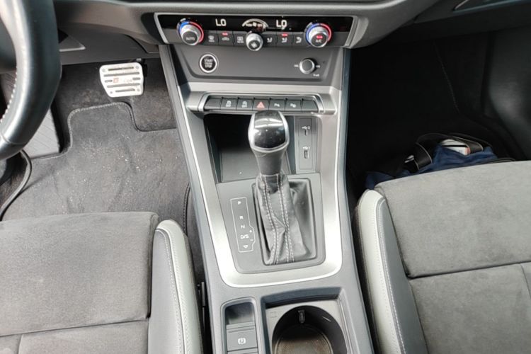 Audi Q3 2021 car image #18