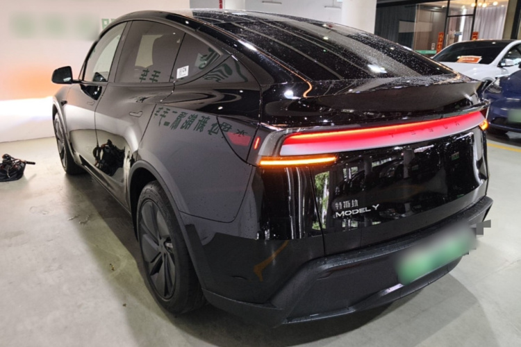 Tesla Model Y 2025 #5 Tesla Model Y 2025 car image #5