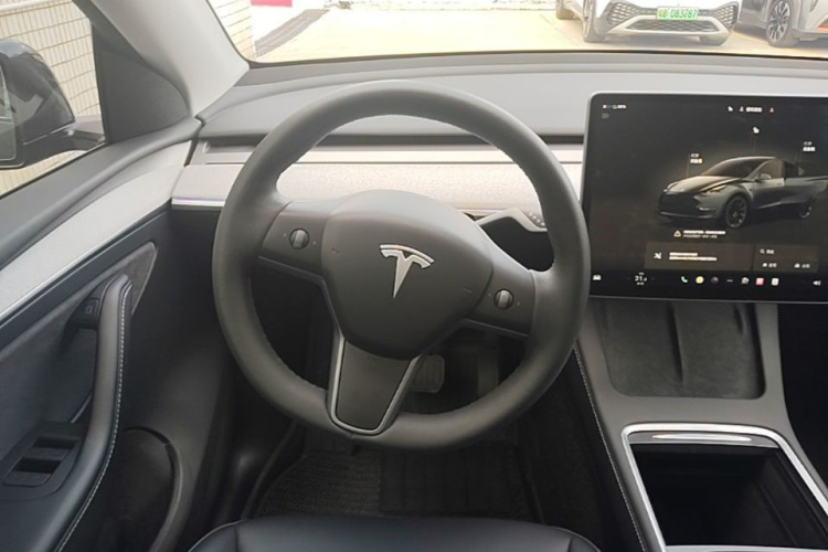 Tesla Model Y 2024 car image #11