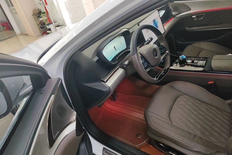 BYD Han 2023 car image #16