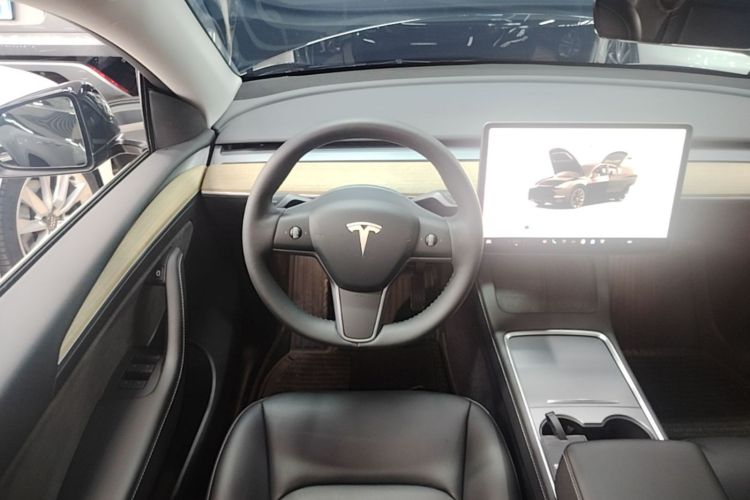 Tesla Model Y 2023 car image #11