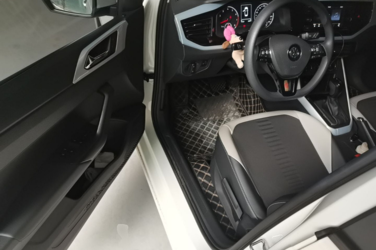 Volkswagen Polo 2020 car image #12