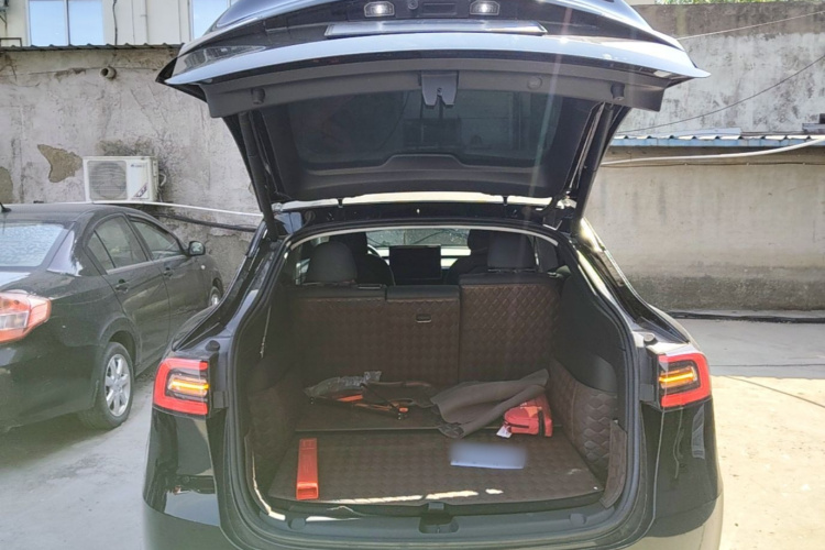 Tesla Model Y 2023 car image #19
