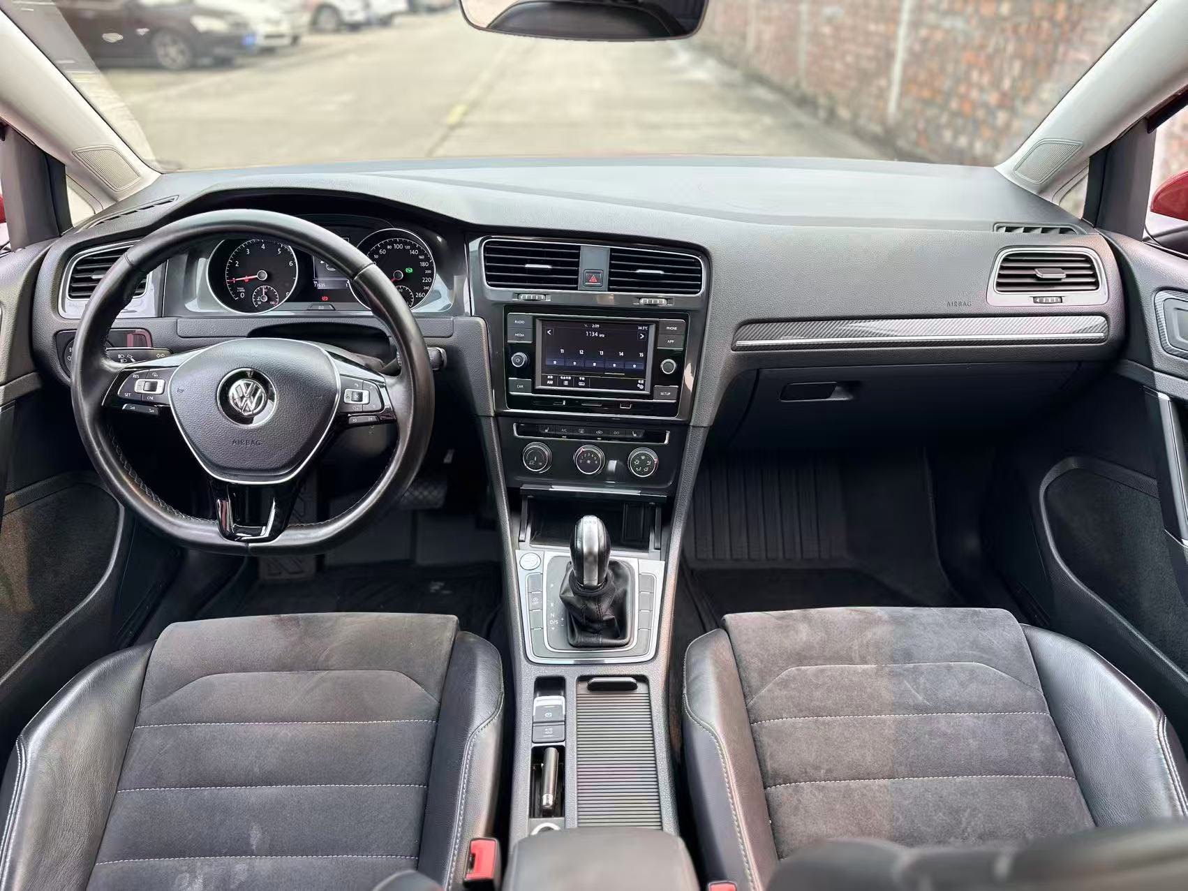 Volkswagen Golf 2018 car image #6