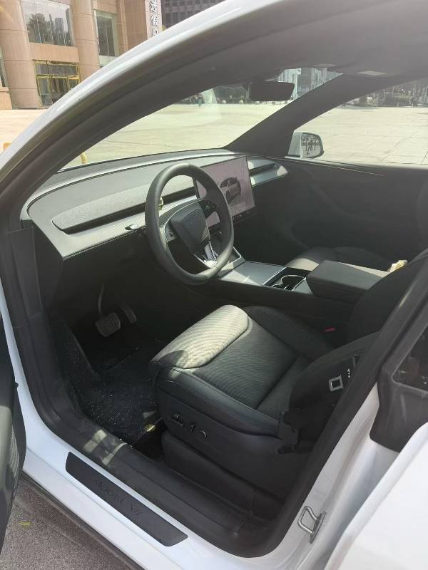 Tesla Model Y L 2026 car image #5