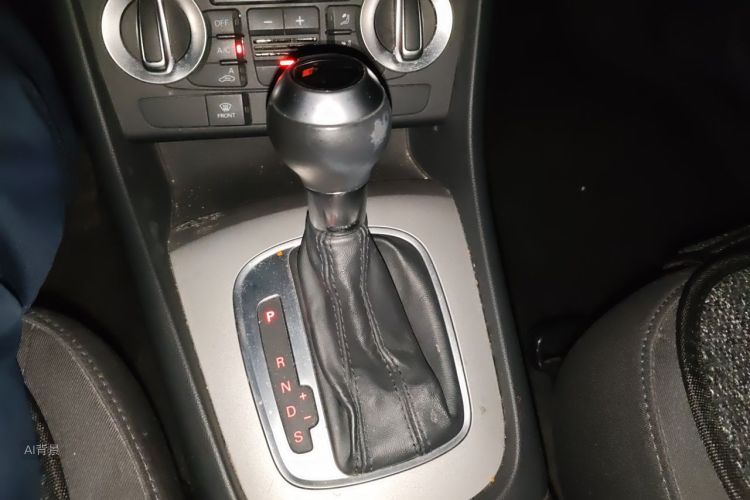 Audi Q3 2015 car image #16