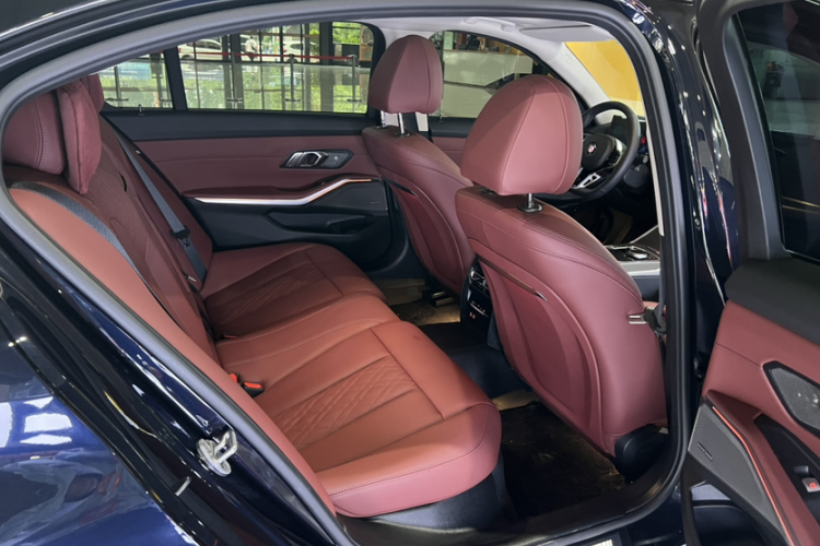BMW 3 Series 2025 car image #18